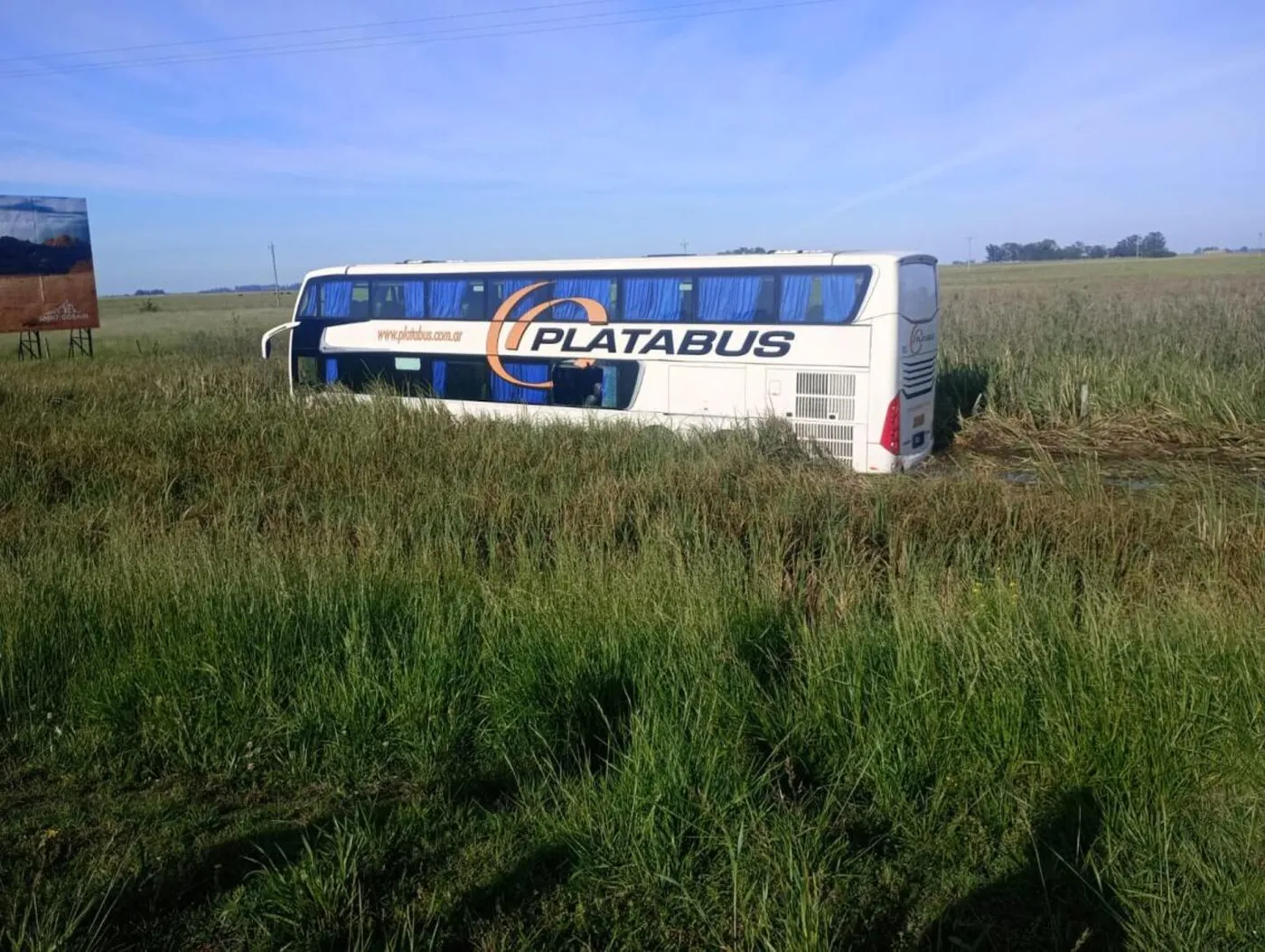 Un chofer platense sufrió un infarto mientras manejaba un micro en Ruta 2 y falleció