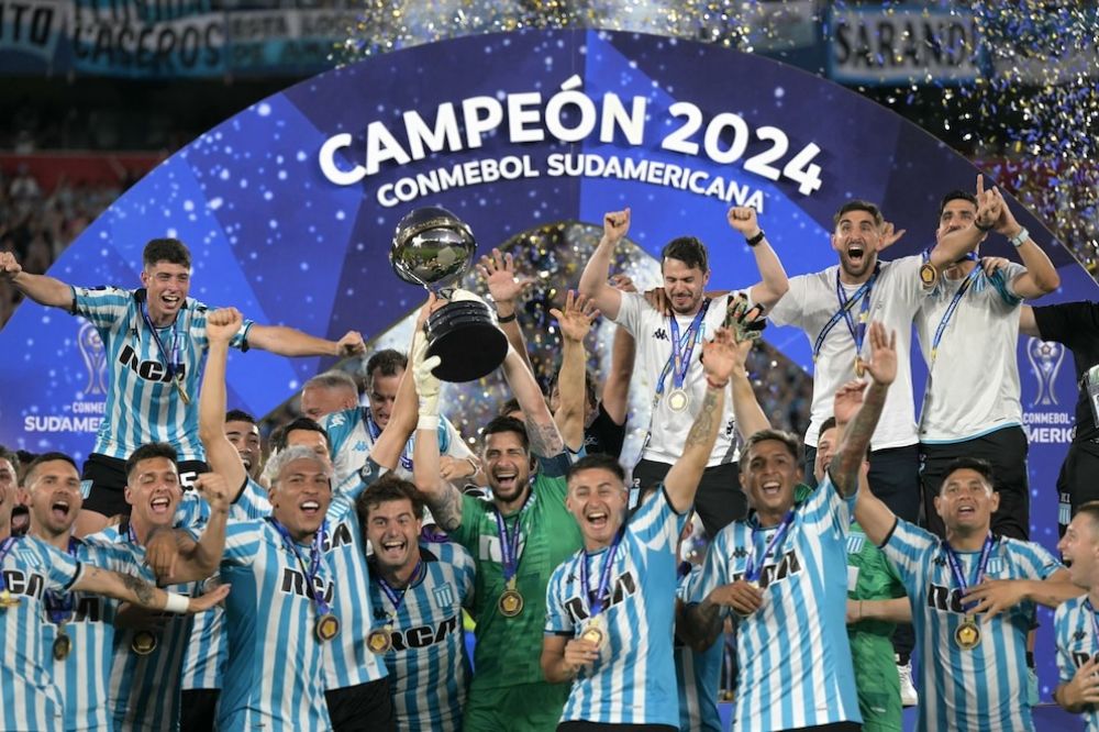Racing campeón: la Copa Sudamericana llega al Obelisco este domingo a las 16