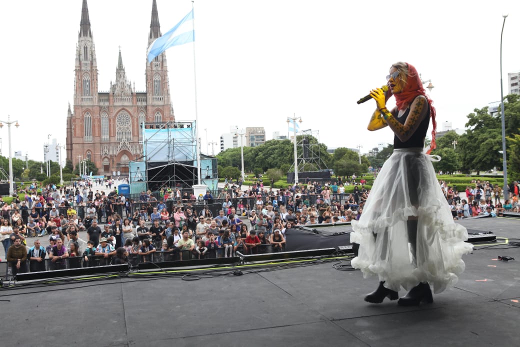 Festejos en Plaza Moreno: los artistas locales brillan en el aniversario de La Plata