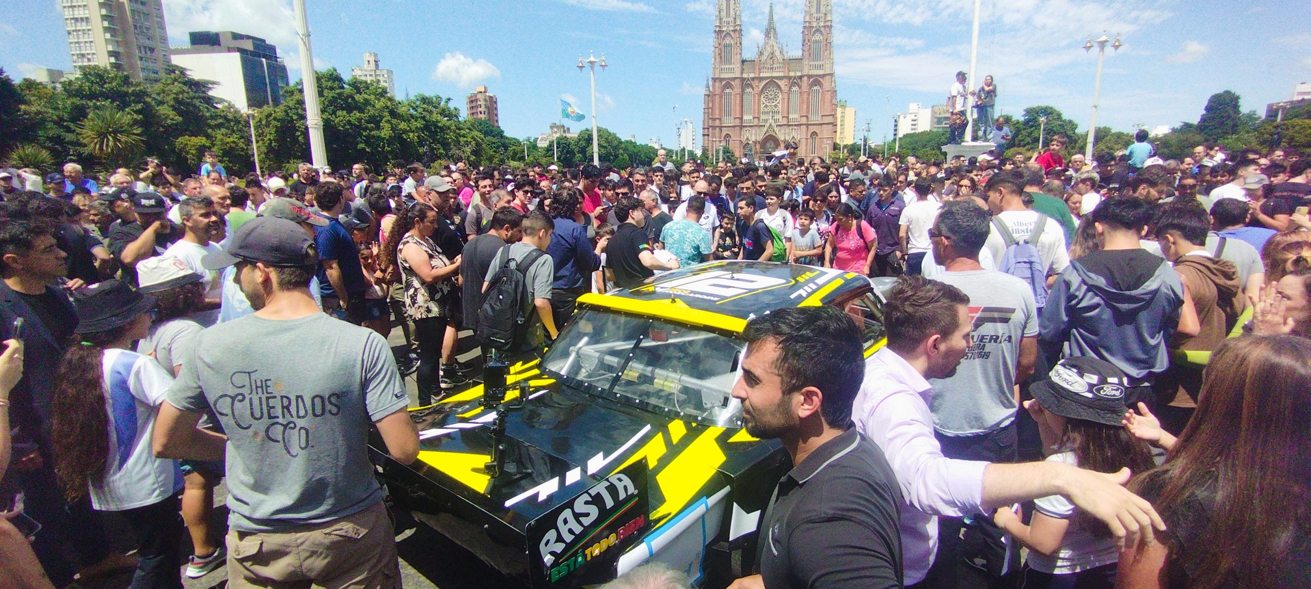 Todo listo, ya rugieron los motores en Plaza Moreno: la ciudad palpita la final del TC