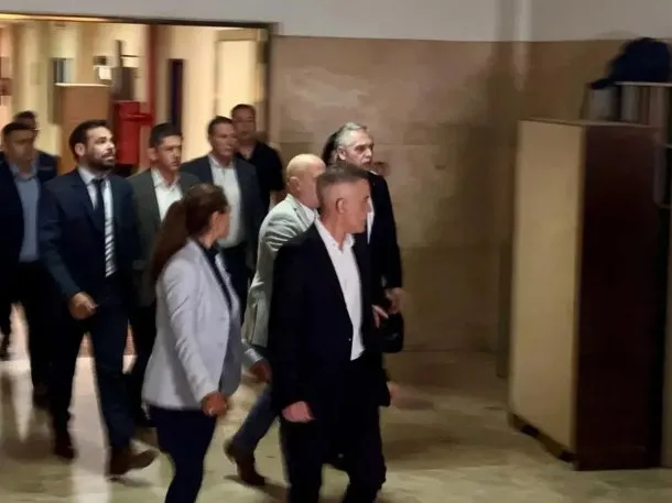 Así llegó Alberto Fernández a Comodoro Py para declarar en la Causa Seguros