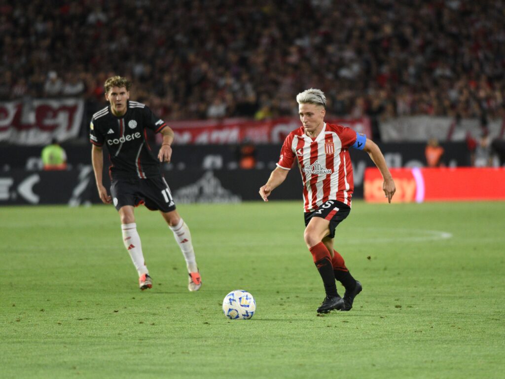 Estudiantes mostró una mejor cara pero perdió ante River por errores defensivos