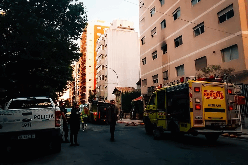 Desesperación en Mar del Plata: un incendio en un hotel obliga a los huéspedes a saltar desde el segundo piso