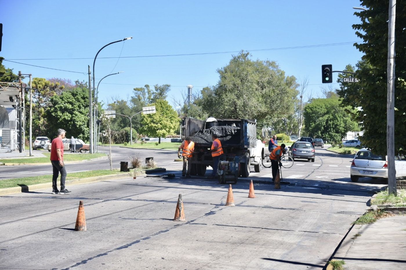 La Municipalidad multiplicó los trabajos de bacheo en los barrios para mejorar la infraestructura vial