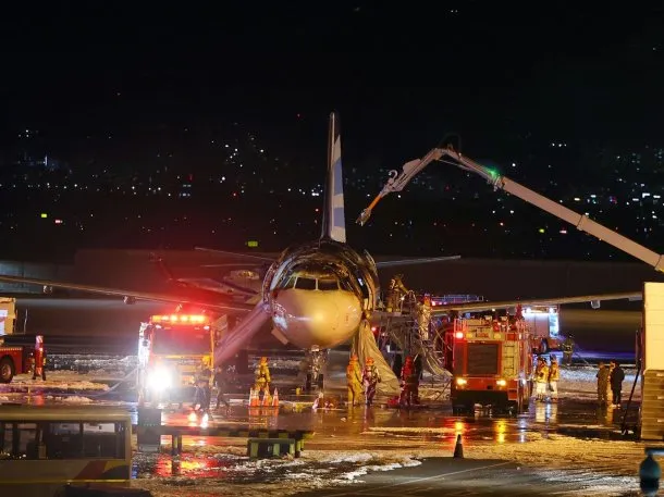 Pánico en Corea del Sur por el incendio de un avión antes de despegar