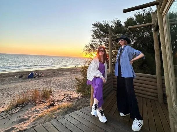 Cristina veranea en Monte Hermoso junto a su hija Florencia