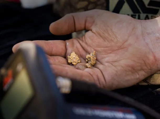 La Plata: enterró un frasco con oro en su casa, dos obreros lo descubrieron y se lo robaron