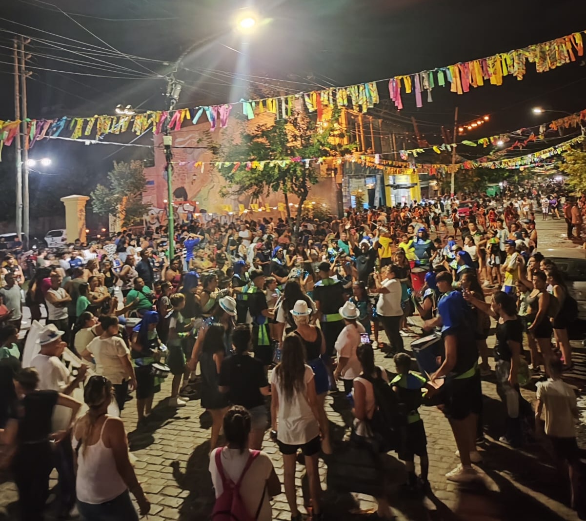 Comparsas y guerras de soda: así fue el carnaval de las 62 Organizaciones Peronistas Regional La Plata en la calle Nueva York