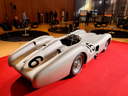 El Mercedes de Fangio que marcó historia: vendido por un precio récord