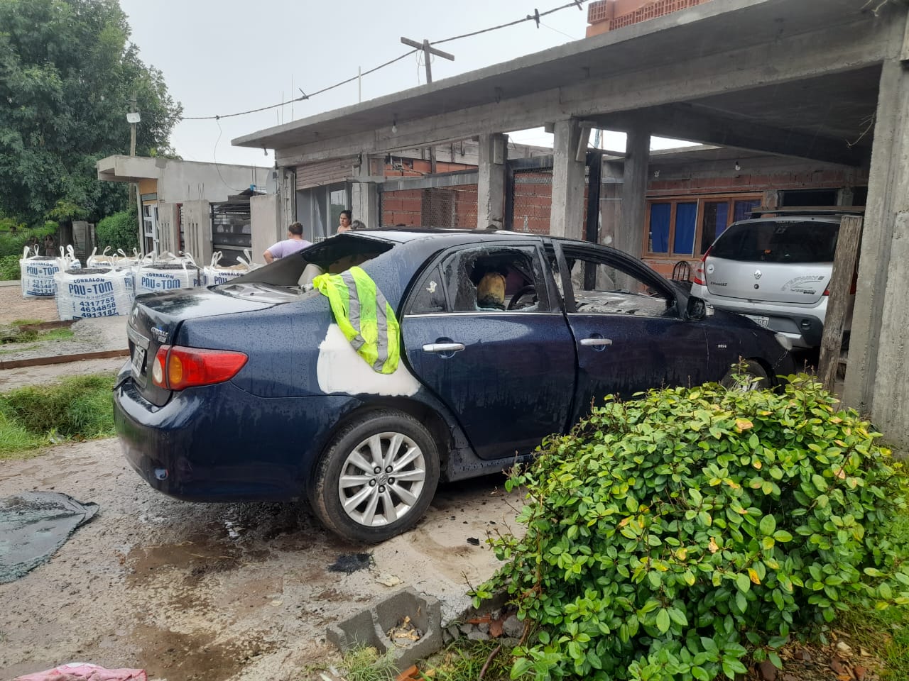Drama en Melchor Romero: un hombre quedó con quemaduras graves tras prenderse fuego dentro de su auto