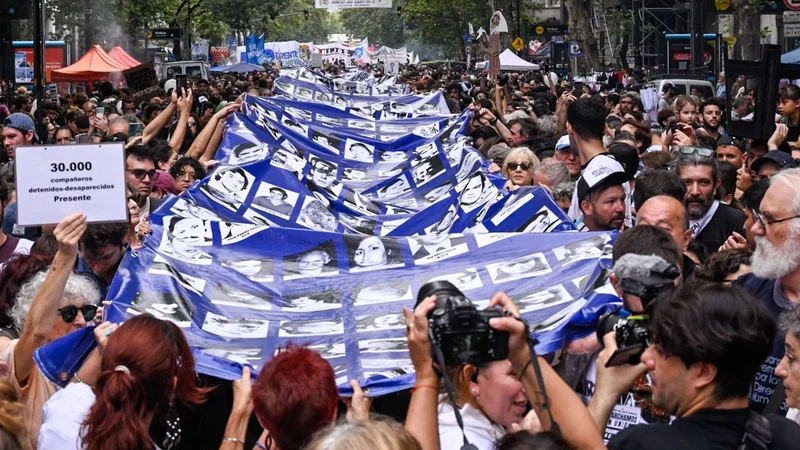 Día de la Memoria: multitudinaria marcha en Plaza de Mayo