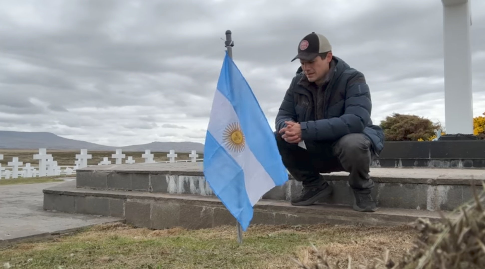 Un Youtuber colombiano conmovió a los argentinos al izar la bandera en las Islas Malvinas