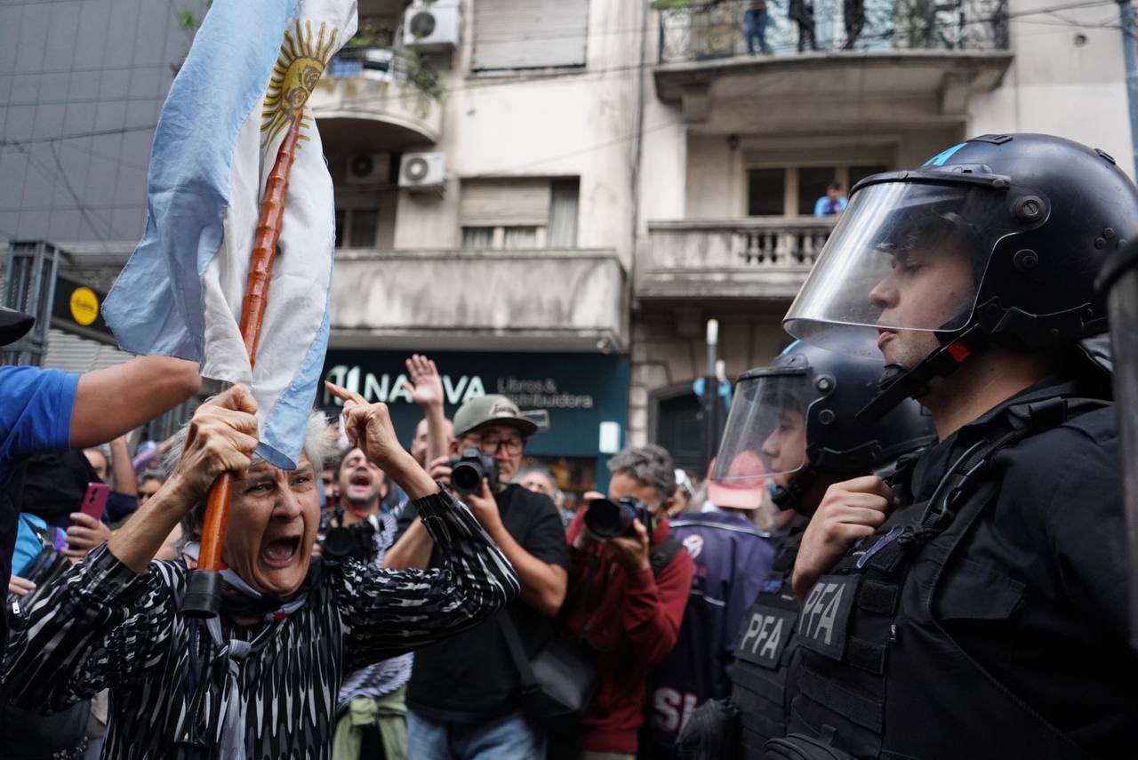 Represión y ajuste: el Congreso vallado y militarizado para frenar la protesta de jubilados