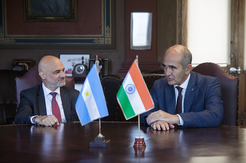 El embajador de la India visitó la UNLP y destacó la cooperación académica