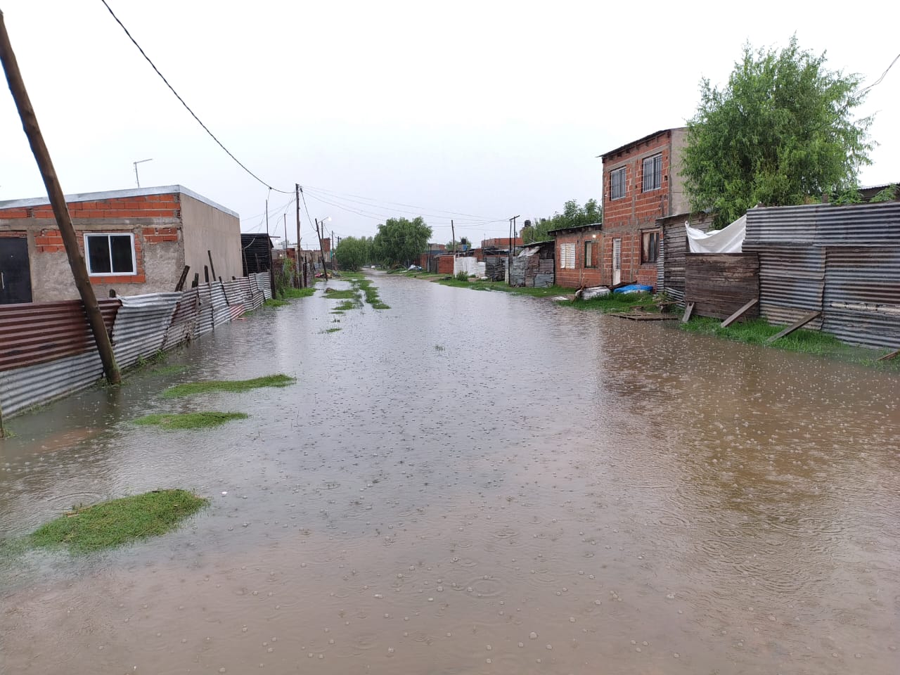 Solidaridad en Berisso: la UOCRA y las 62 Organizaciones Peronistas asisten a vecinos afectados por el temporal