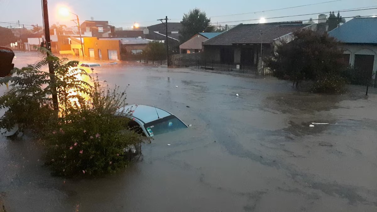 Grave temporal en Bahía Blanca: lluvias récord, evacuados y suspensión total de actividades