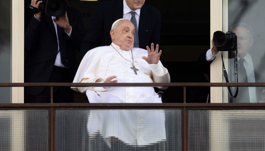 Tras 38 días internado, el papa Francisco reapareció en público y agradeció a los fieles