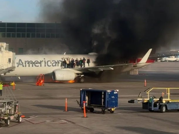 Susto en EEUU: un avión se incendió en el aeropuerto de Denver