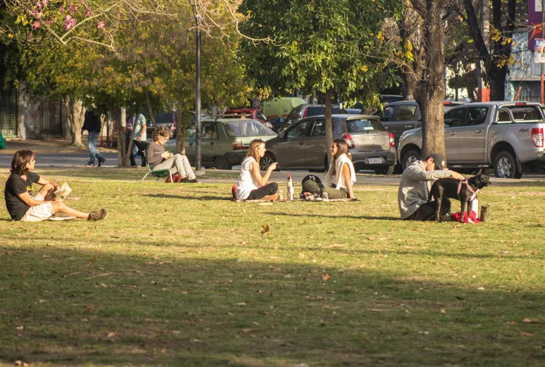 Esa sana costumbre de unos mates en la plaza