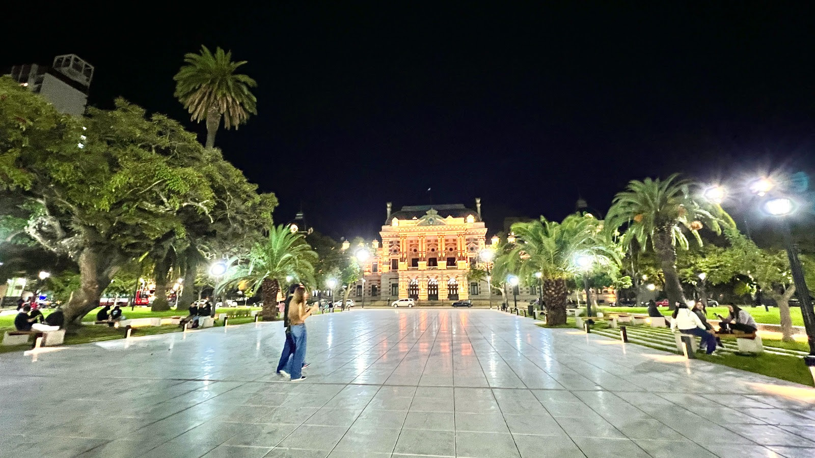 La Municipalidad renovó por completo la iluminación de Plaza San Martín