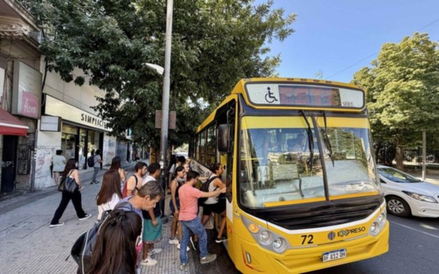 ¿Cuánto te costará viajar en micro a partir de mayo en La Plata? El nuevo precio del boleto