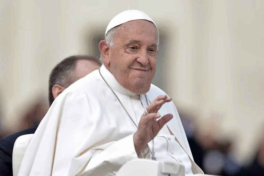 Con camiseta y poncho: la sorpresiva aparición del Papa Francisco