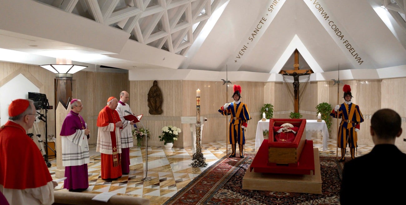 El mundo despide a Francisco: primeras imágenes de su féretro en el Vaticano