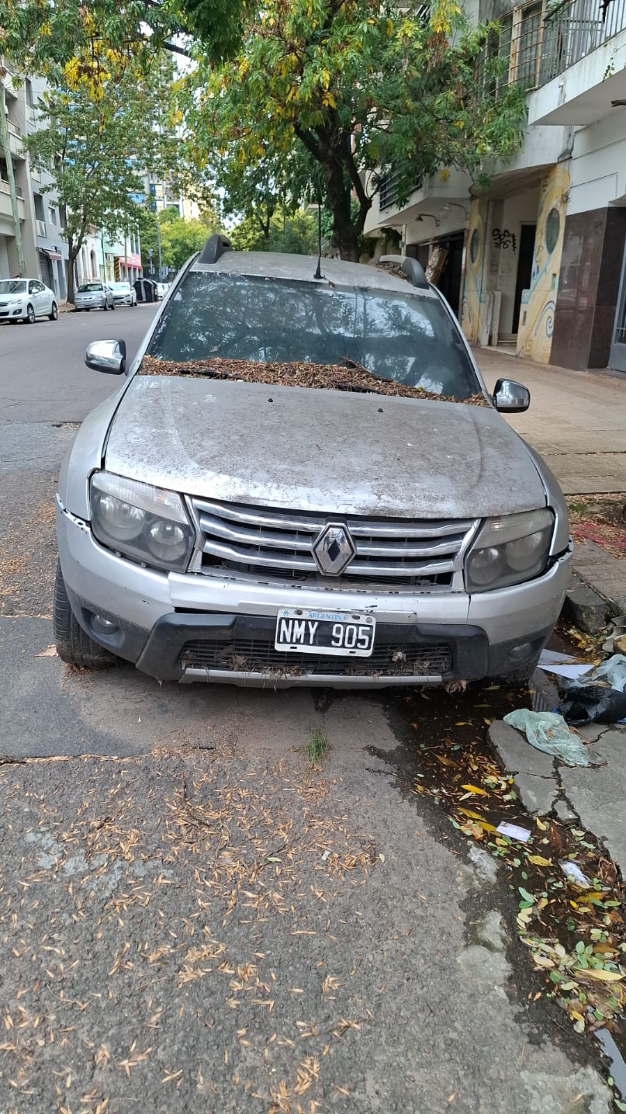 El Municipio halló un auto oficial abandonado por la gestión anterior con propaganda política y personas viviendo adentro