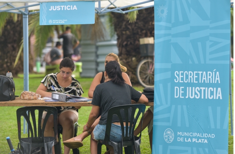 El Municipio lleva esta semana servicios esenciales a Abasto con postas sanitarias y asesoramiento a vecinos