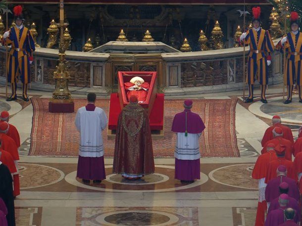 El Vaticano anunció cuándo cerrará el féretro del papa Francisco