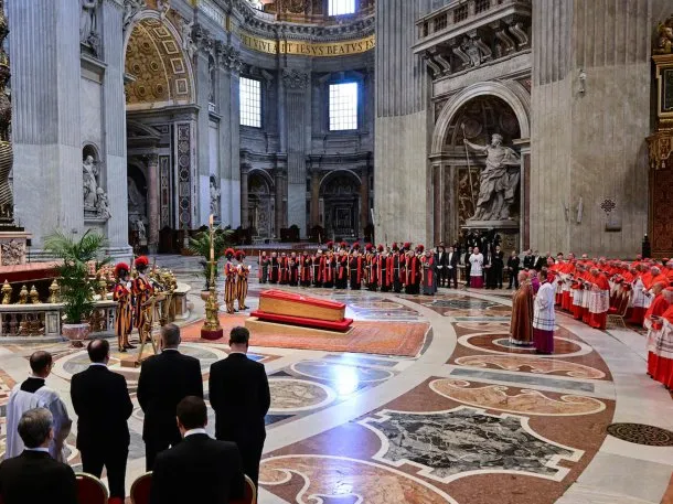 Más de 20.000 personas ya se acercaron a despedir al papa Francisco