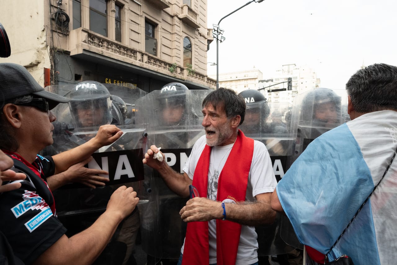 Nueva marcha de jubilados frente al Congreso terminó con incidentes, represión y detenciones