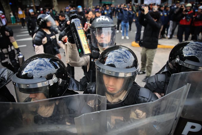 Otra vez, represión brutal de fuerzas federales contra jubilados y prensa frente al Congreso
