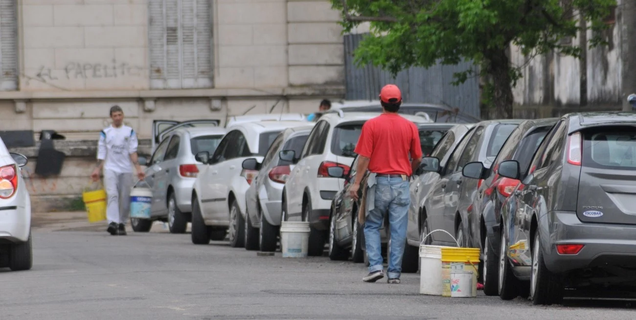 Refuerzan los controles contra trapitos en el centro de La Plata: multas y operativos en marcha