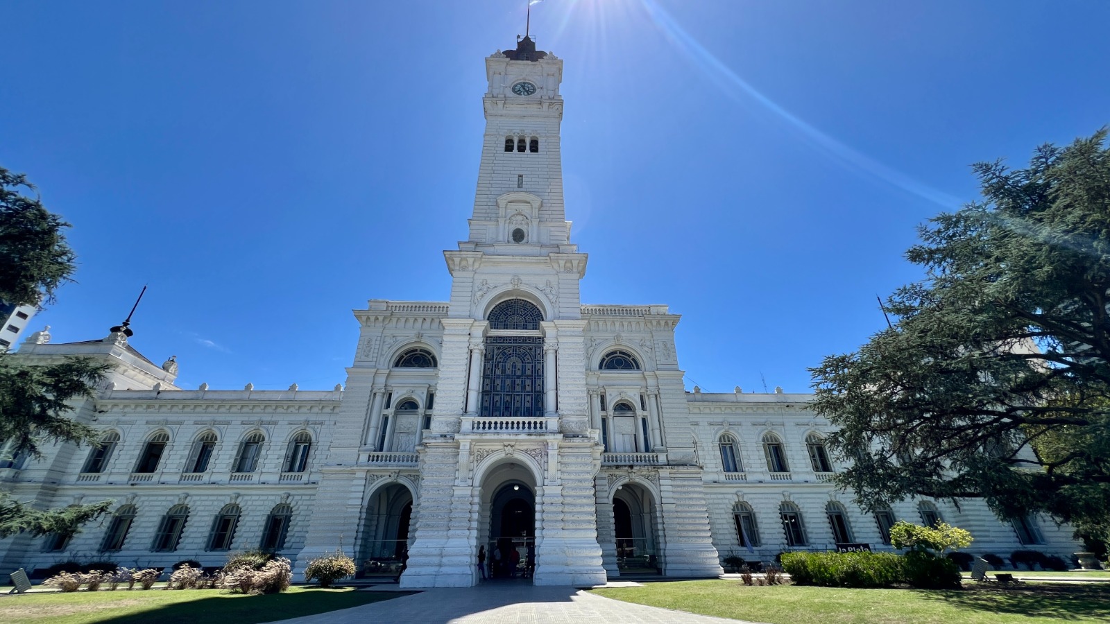 Disponen un aumento salarial del 7% para los trabajadores municipales de La Plata