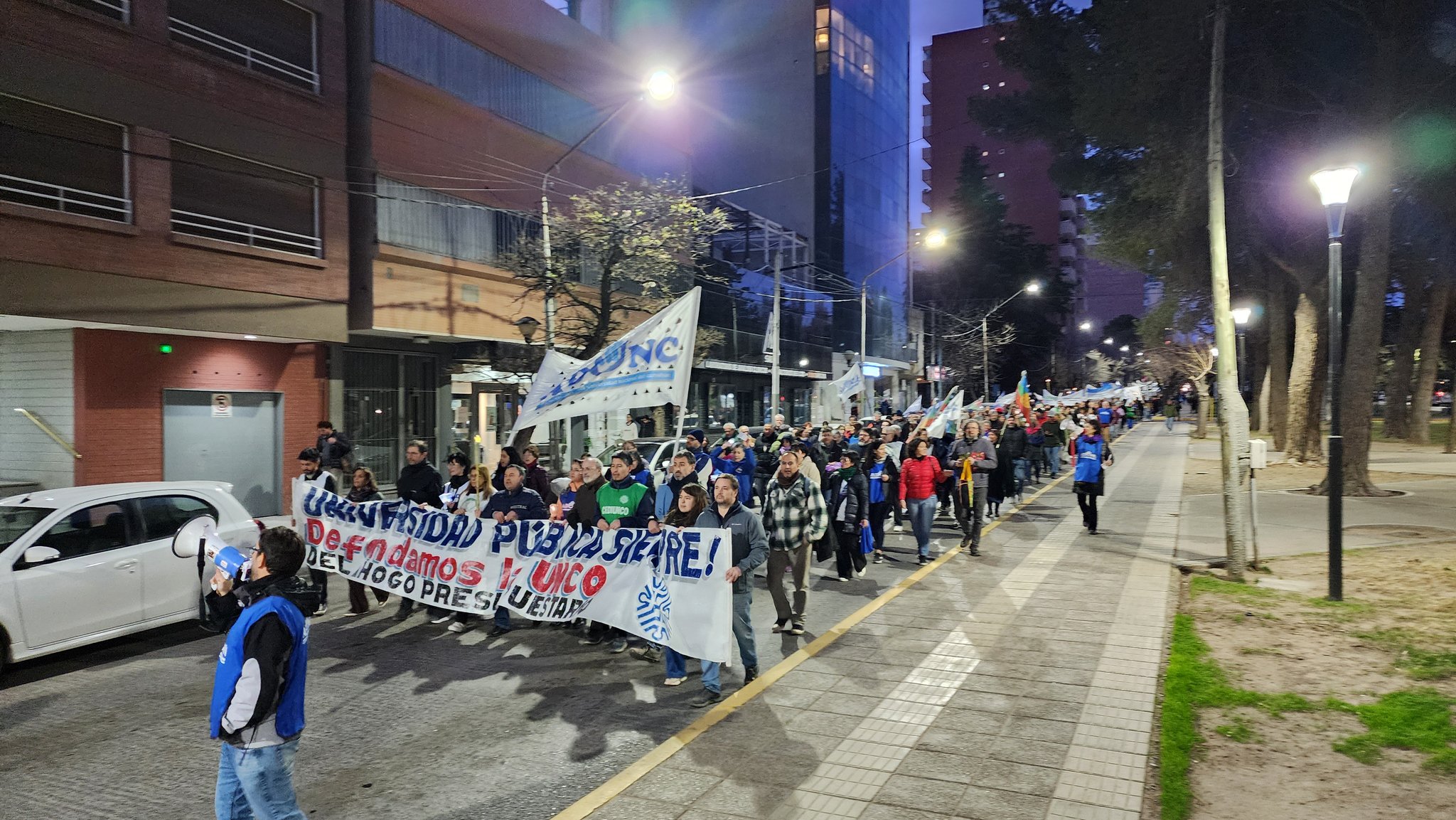 Masiva marcha de antorchas de la UNLP: la comunidad universitaria volvió a exigir salarios dignos