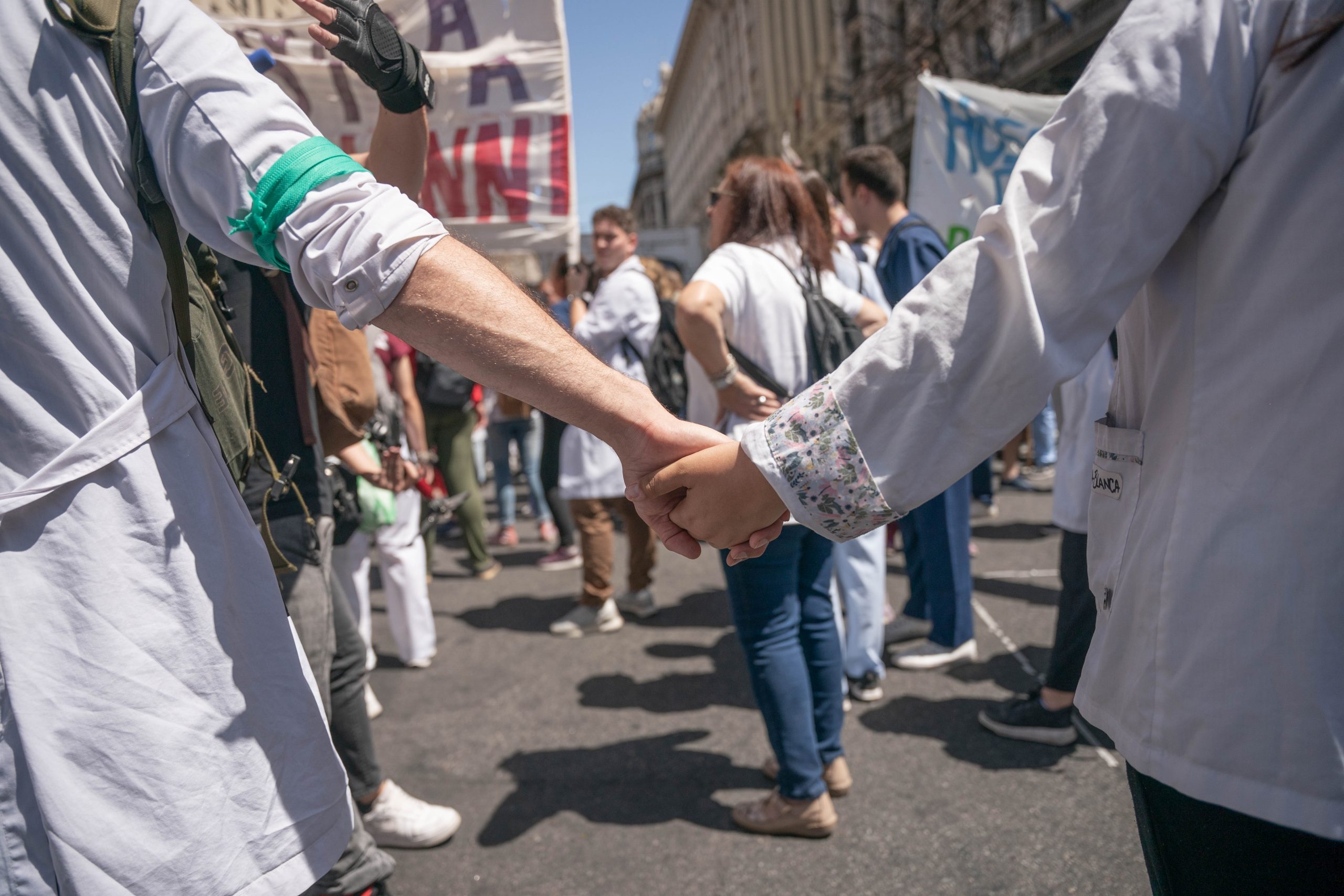 Residentes de hospitales públicos se movilizan en la ciudad: exigen salarios dignos y estabilidad laboral