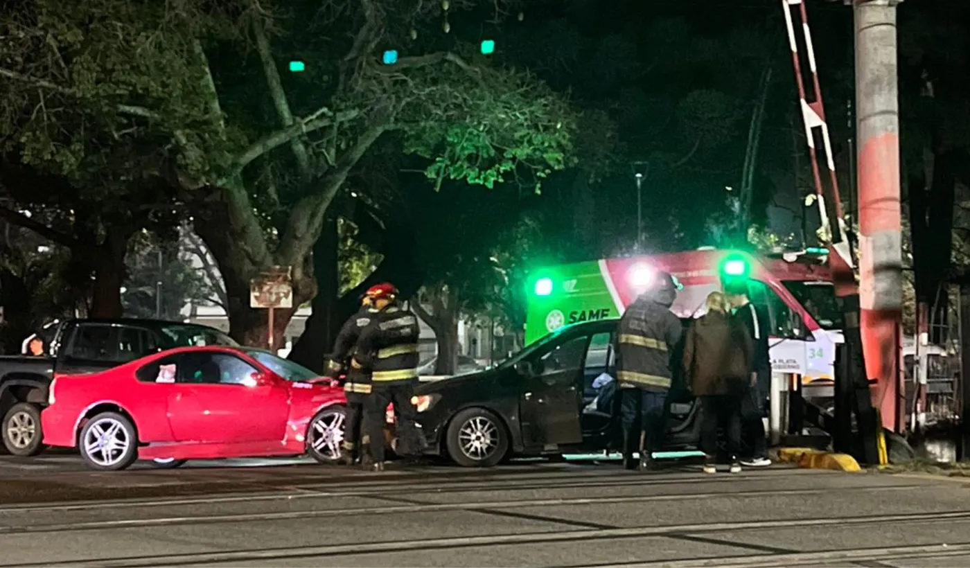 Fuerte choque en el paso a nivel de 1 y 38 en La Plata: dos autos ...