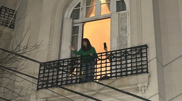 Cristina Kirchner volvió a salir al balcón tras la resolución de la Justicia