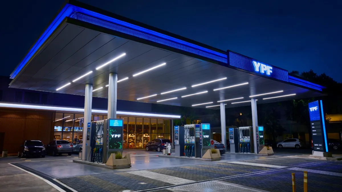 Nafta más barata de noche: YPF lanza descuentos del 5% en estaciones con autodespacho