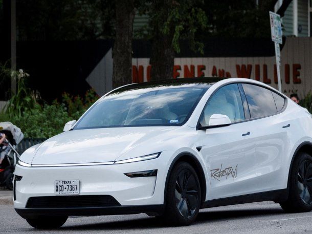 Denuncian que los robotaxis de Tesla cometen graves infracciones de tránsito