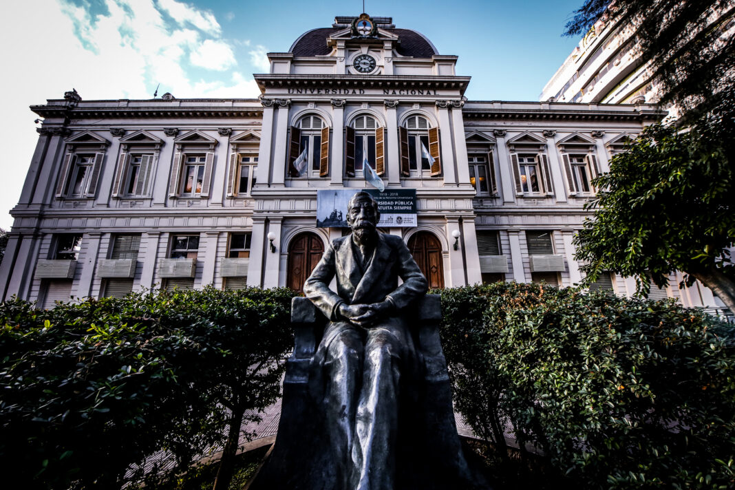 La UNLP y el precio del ajuste: caída de 20 puestos en el ranking global