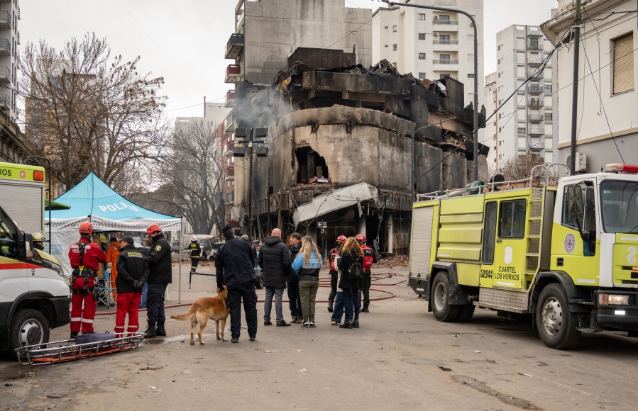 Con maquinaria pesada, esta mañana arranca la demolición del depósito de diagonal 77