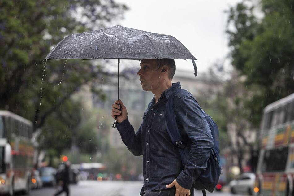 A sacar el paraguas: viernes con lluvias aisladas y cielo gris en la ciudad