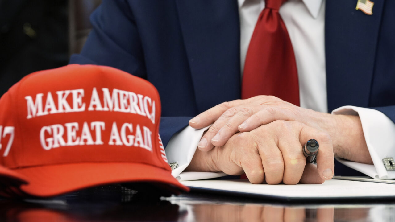 Interna en el trumpismo: los líderes de MAGA rechazan el envío de armas a Ucrania