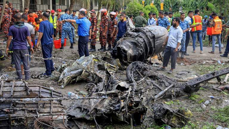 Tragedia en Bangladesh: un avión militar se estrelló contra un colegio y dejó al menos 27 muertos
