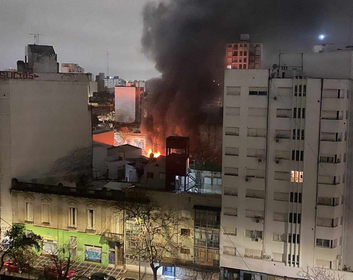 Se derrumbó parte del edificio incendiado y evacúan toda la zona