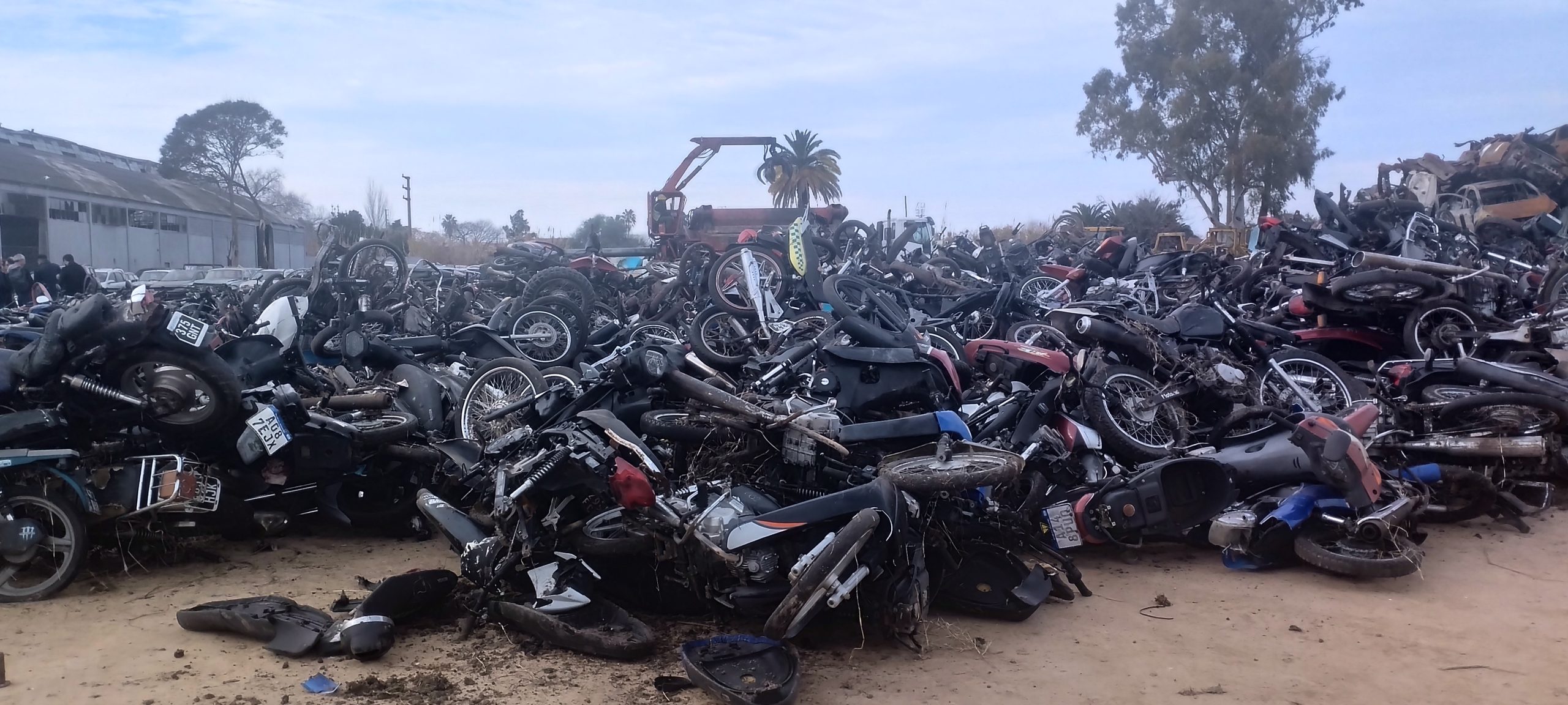 Arrancó en La Plata el plan para remoción y compactación de motos y autos abandanodos en la vía pública