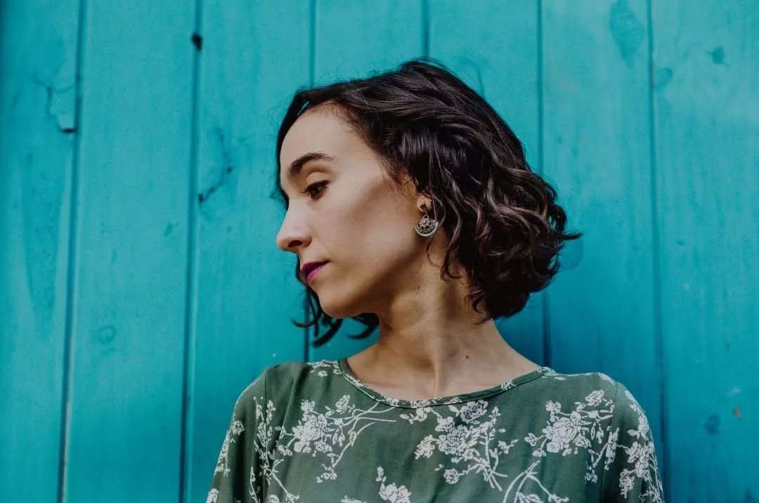 Caro Vitali lanza “Sentido a las palabras”, un álbum que une su historia, la música y el derecho a habitar el arte sin barreras