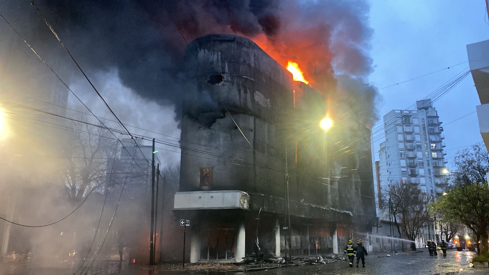 Incendio en La Plata: enormes llamas, evacuación y riesgo de derrumbe en pleno centro